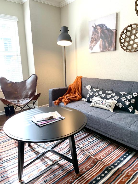 Hotel Spacious 2BR&2BA Med Center APT, Free parking&shuttle, a living room with a couch and a table at Spacious 2BR&2BA Med Center APT, Free parking&shuttle in Houston