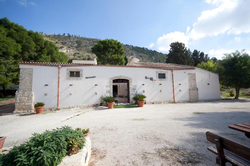 un gran edificio blanco con un patio en la parte delantera en Turismo Rurale Baglio Fastuchera, en Alcamo