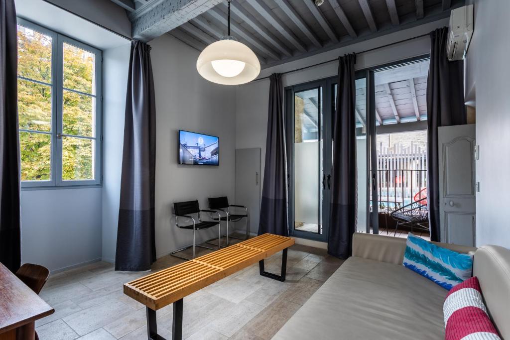 TV a/nebo společenská místnost v ubytování Boutique Hôtel Entraigues