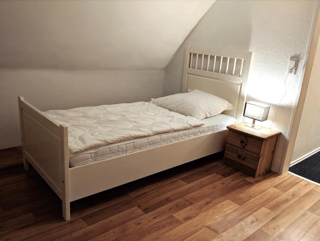 una camera con letto e comodino con lampada di Monteurhaus Wildewiese Oyten Bassen bei Bremen a Oyten