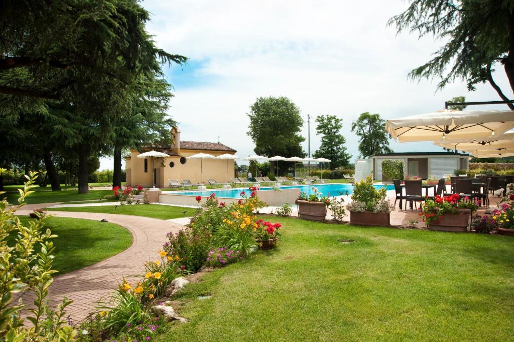 Basen w obiekcie Relais Villa Valfiore lub w pobliżu
