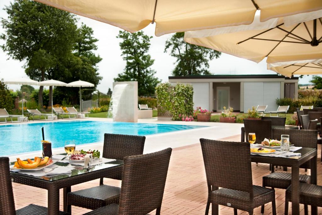 Basen w obiekcie Relais Villa Valfiore lub w pobliżu