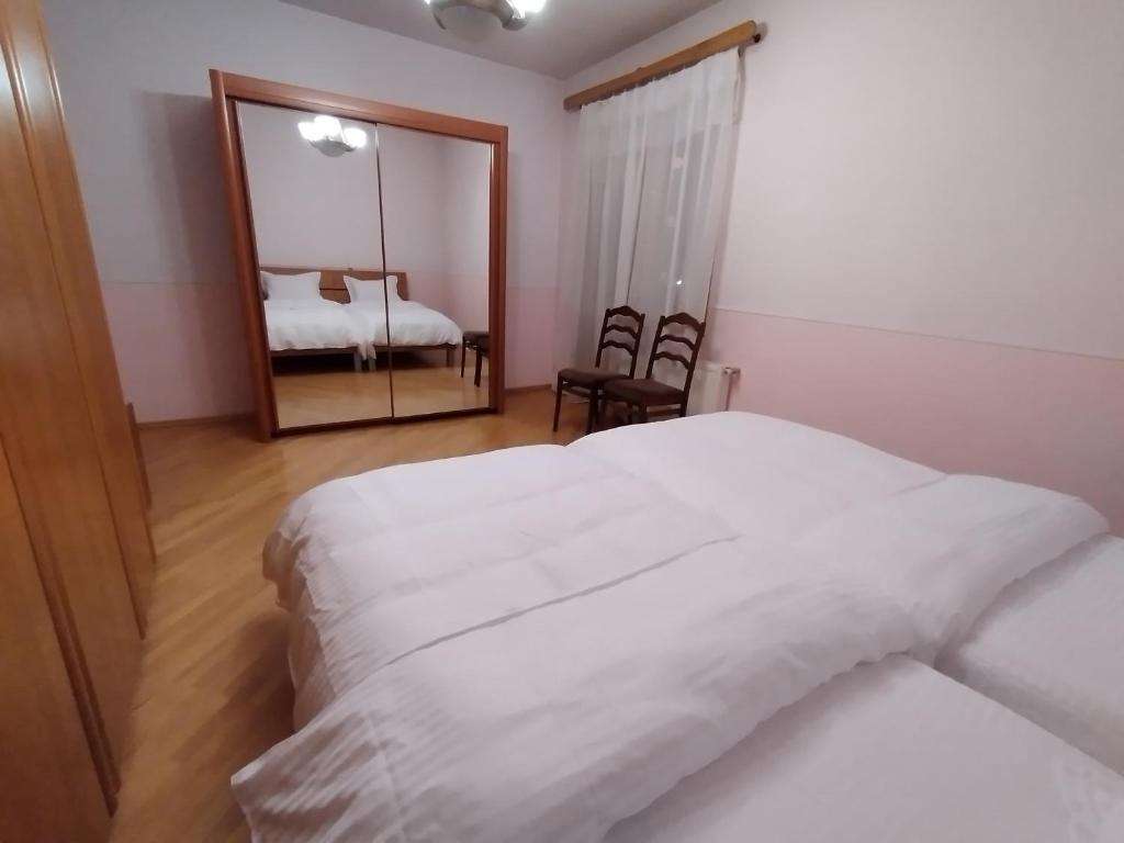 Postel nebo postele na pokoji v ubytování Royal Telavi