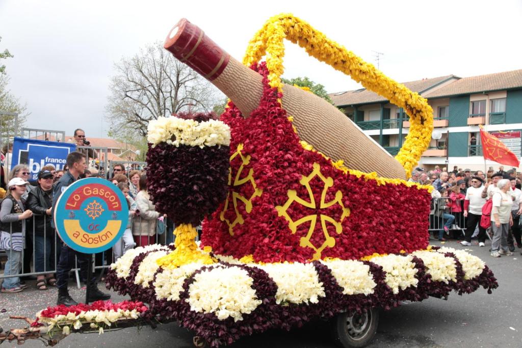 a float in a parade with a largereath of flowers at Résidence VILLAS DU LAC in Soustons