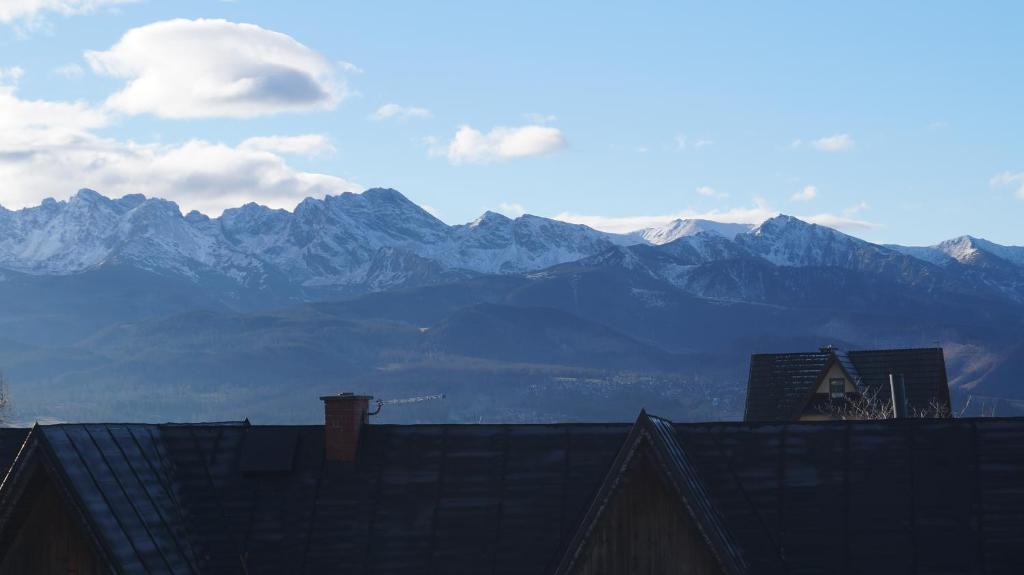 比利但耶克的住宿－U SKUPNIÓW Gliczarów Górny，享有山脉和山脉的背景景色。