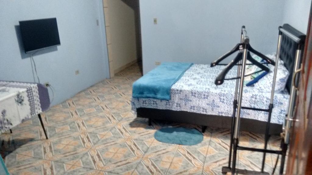 um quarto com uma cama e uma televisão em Quarto familiar, aeroporto Guarulhos em Guarulhos