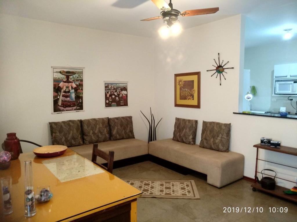 uma sala de estar com um sofá e uma mesa em CASA 230 - Guest House em Piracicaba