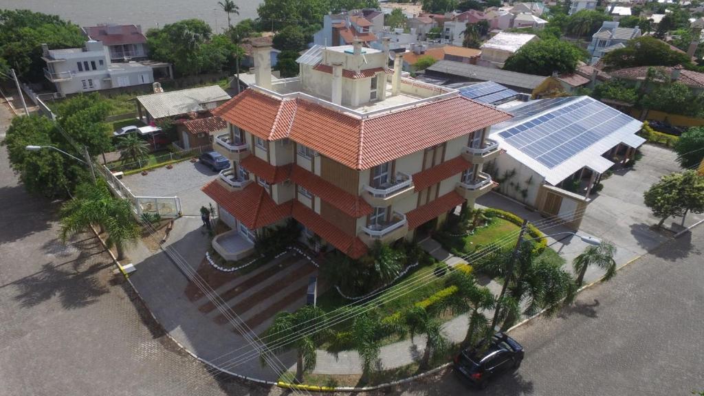 an overhead view of a house with a solar roof at Laguna Aluguéis in São Lourenço do Sul