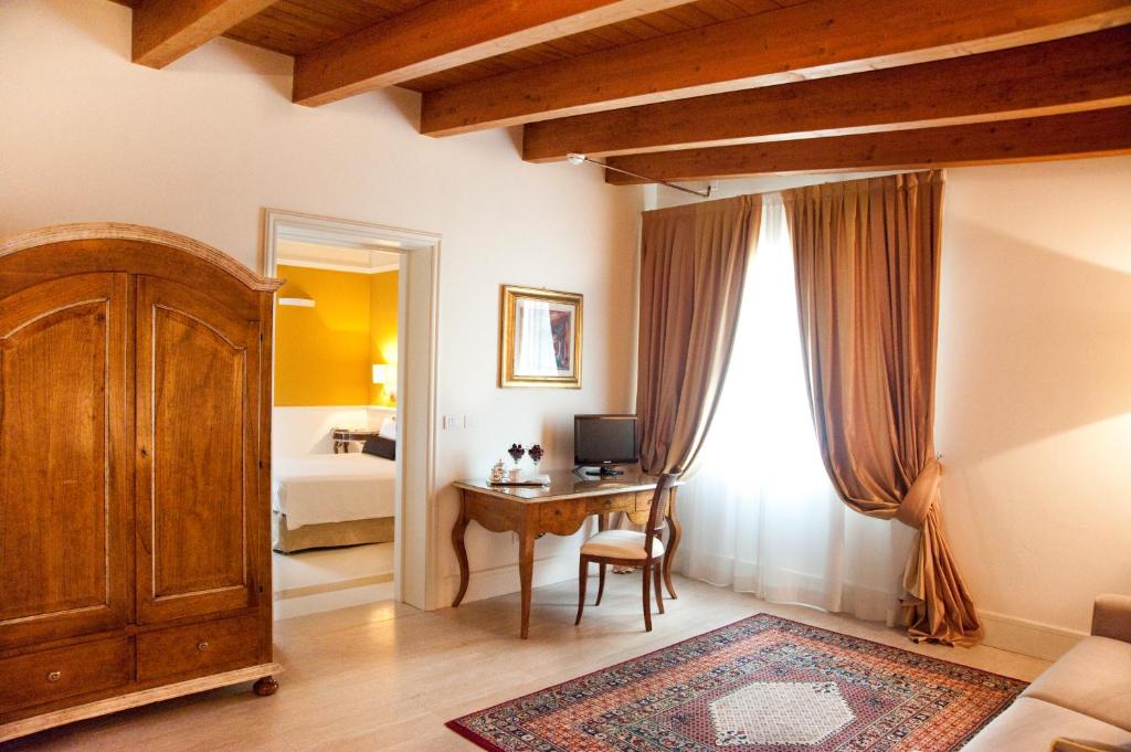Łóżko lub łóżka w pokoju w obiekcie Relais Villa Valfiore