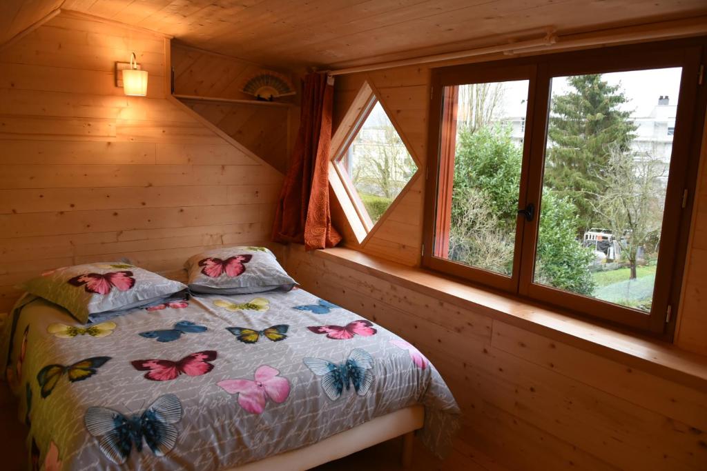 Postel nebo postele na pokoji v ubytování la maison aux jardins