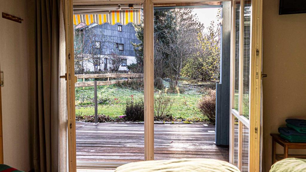 una puerta a un porche con vistas a un patio en FEWO Marion, en Oberstaufen