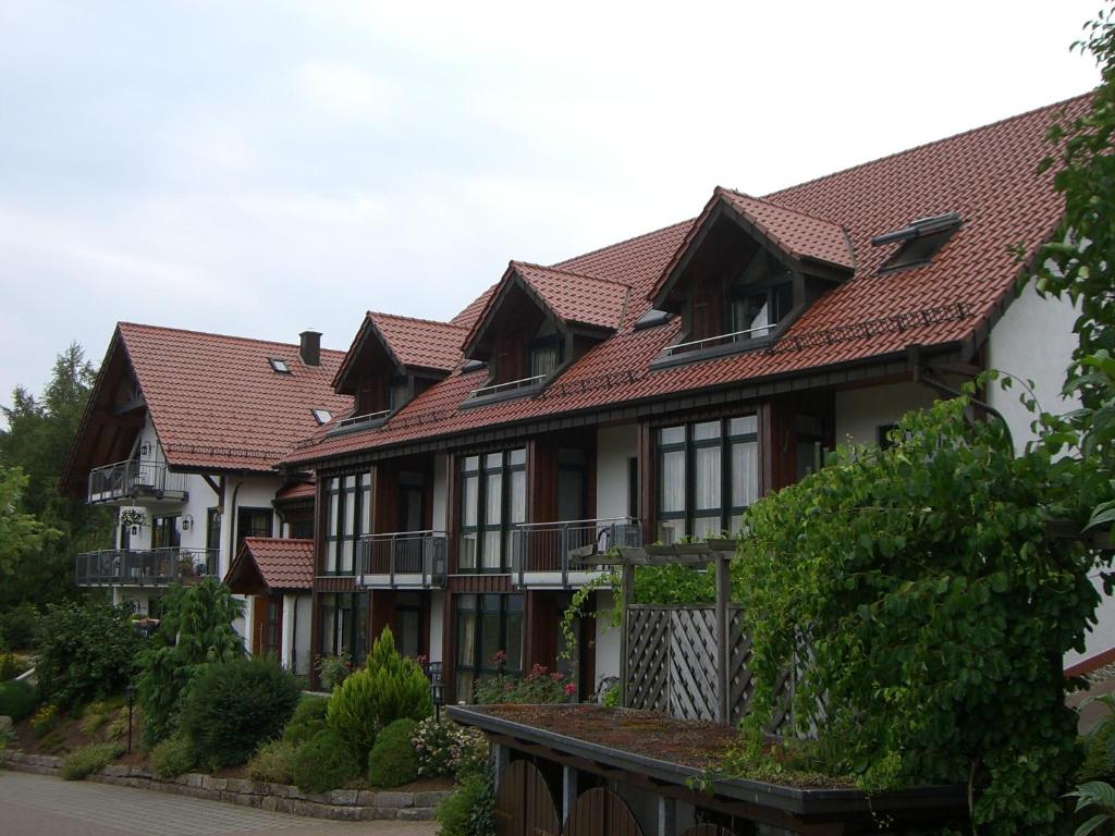 uma casa grande com telhado vermelho em Landhaus Ehrengrund em Gersfeld