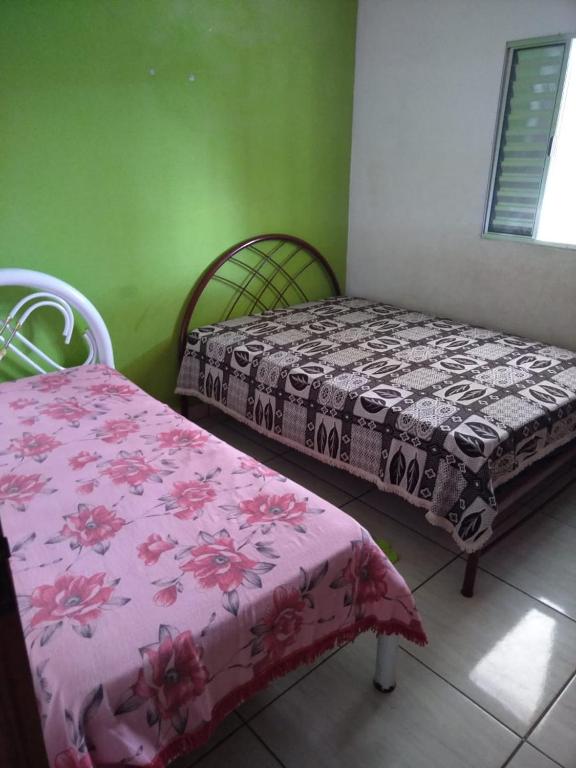  casa com dois quartos churrasqueira wi-fi e estacionamento para dois carros