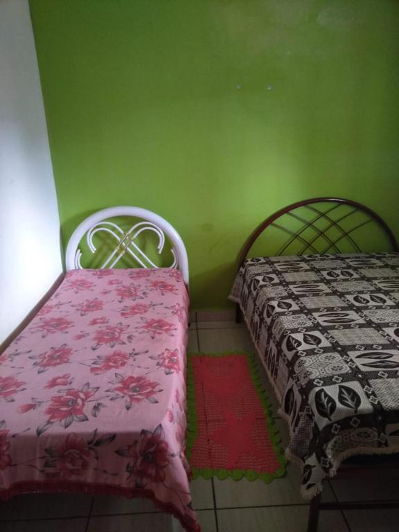  casa com dois quartos churrasqueira wi-fi e estacionamento para dois carros