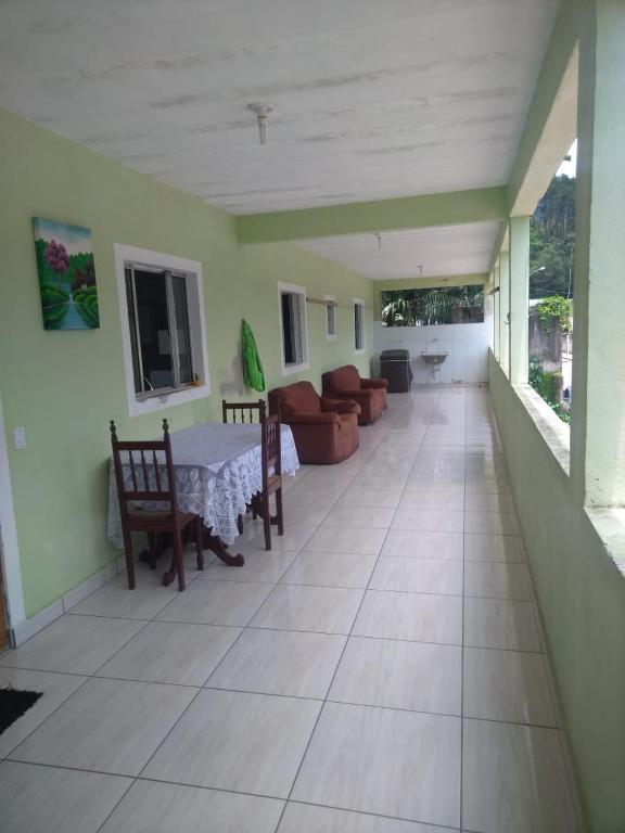  casa com dois quartos churrasqueira wi-fi e estacionamento para dois carros