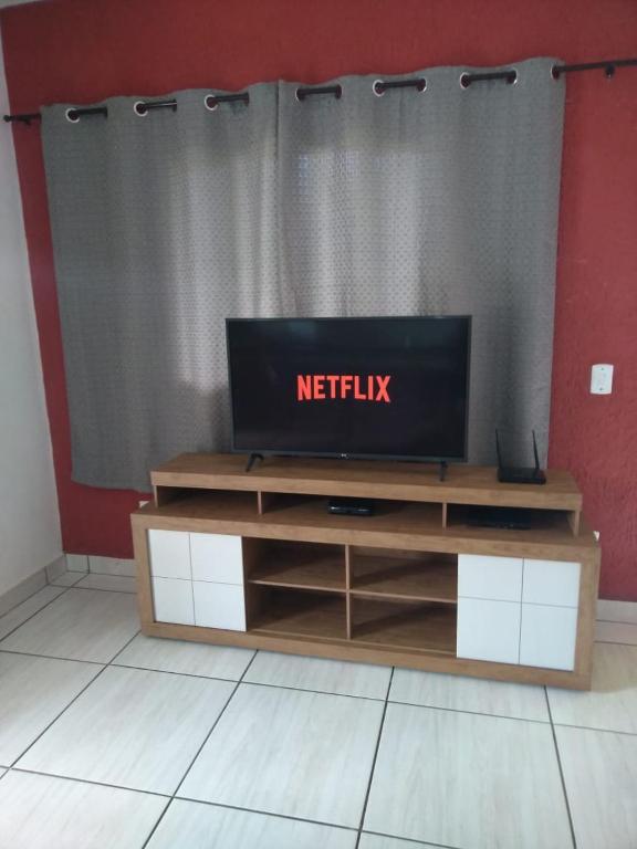  casa com dois quartos churrasqueira wi-fi e estacionamento para dois carros