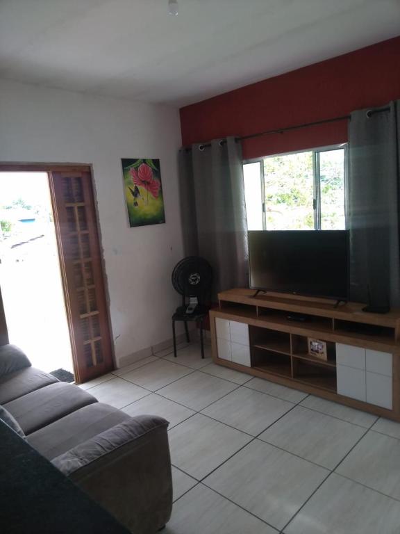  casa com dois quartos churrasqueira wi-fi e estacionamento para dois carros