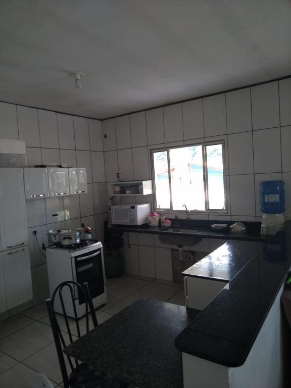  casa com dois quartos churrasqueira wi-fi e estacionamento para dois carros