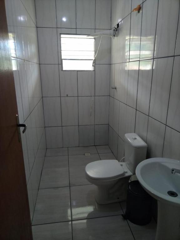  casa com dois quartos churrasqueira wi-fi e estacionamento para dois carros