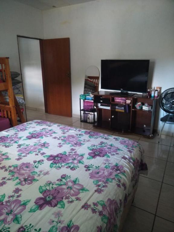  casa com dois quartos churrasqueira wi-fi e estacionamento para dois carros