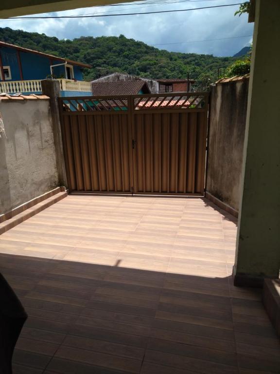  casa com dois quartos churrasqueira wi-fi e estacionamento para dois carros