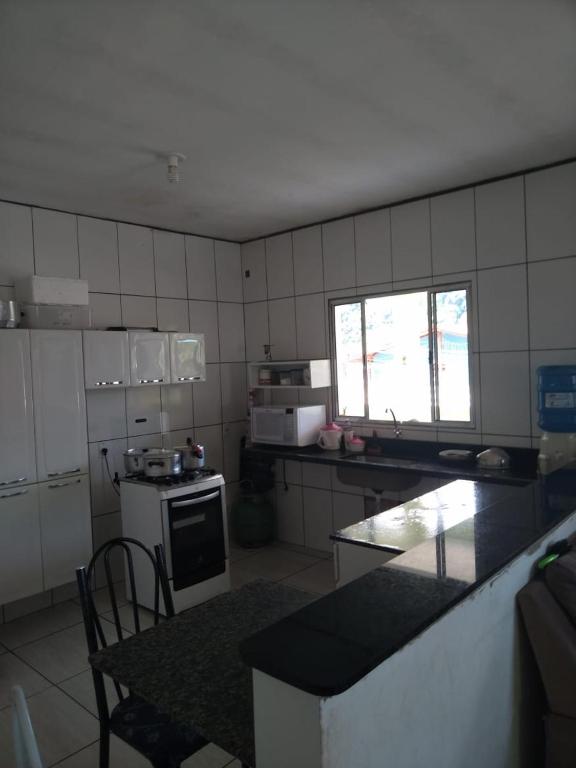  casa com dois quartos churrasqueira wi-fi e estacionamento para dois carros