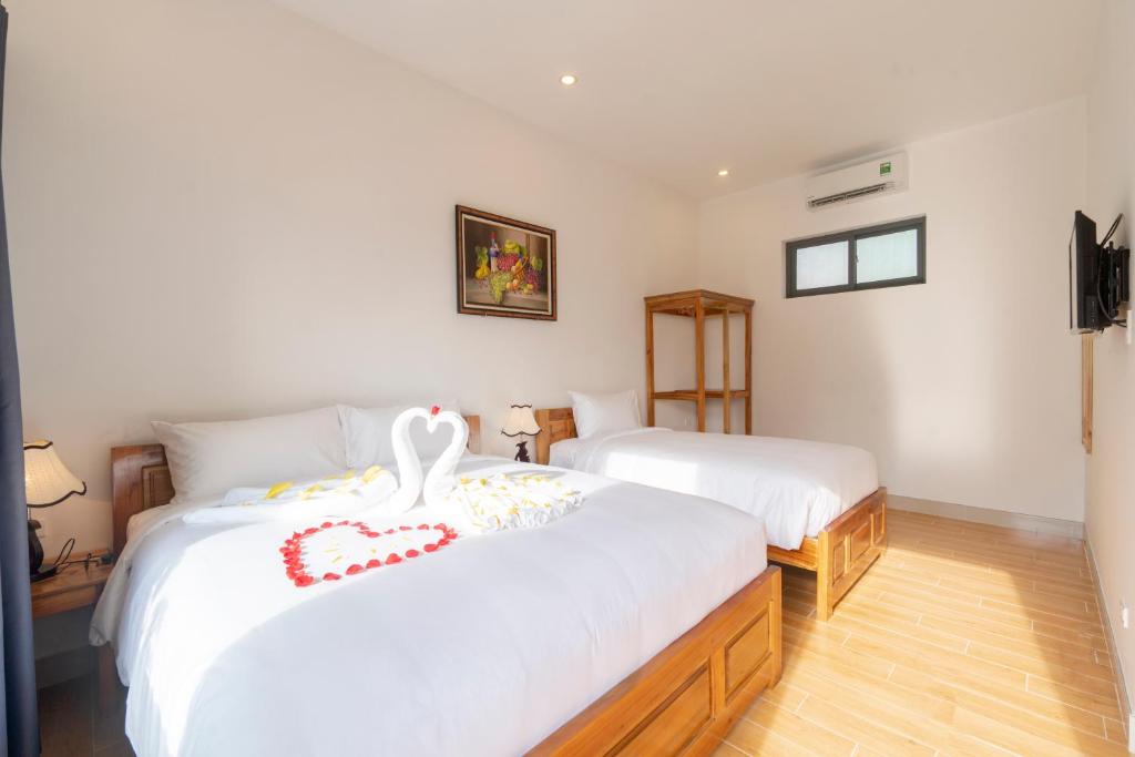 Giường trong phòng chung tại Aurora House
