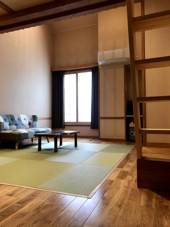 Posezení v ubytování Nozawa Onsen Utopia