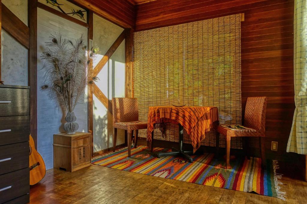 een eetkamer met een tafel en stoelen op een tapijt bij 435 in Ishigaki Island