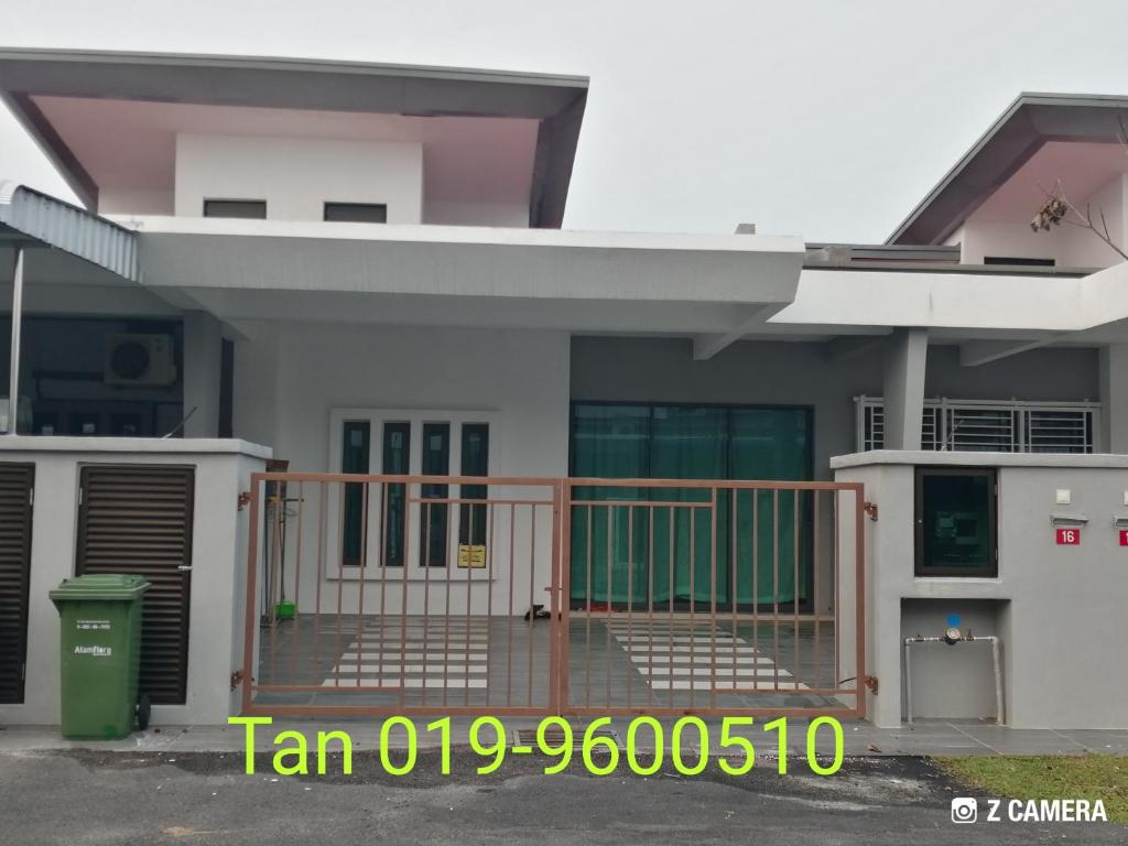 una casa con porche delantero y puerta en 交通方便，附近大型商场，selesa dan dekat shopping, en Kampong Kerayong
