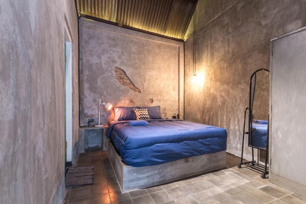 um quarto com uma cama grande num quarto em Sela Stay em Yogyakarta