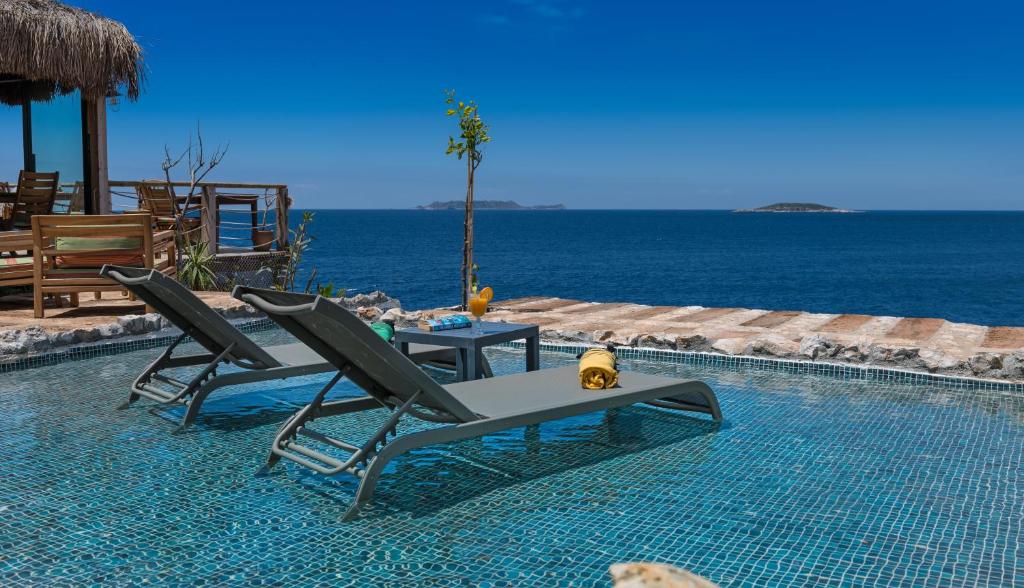 Бассейн в Mandalina Suites или поблизости