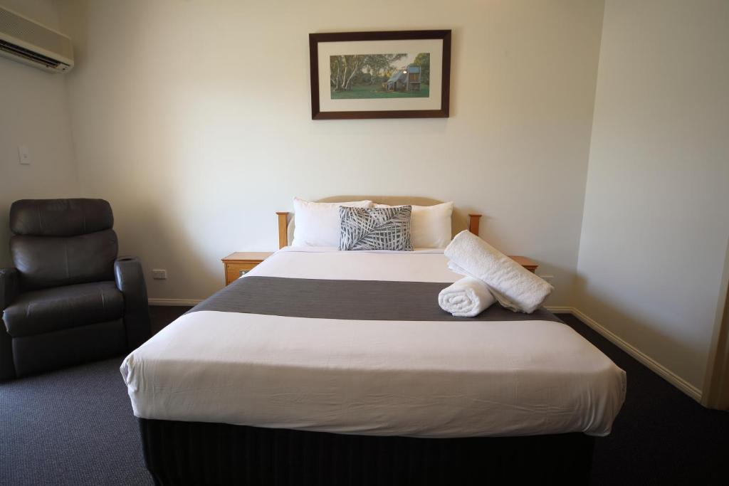 Postel nebo postele na pokoji v ubytování Emerald Explorers Inn