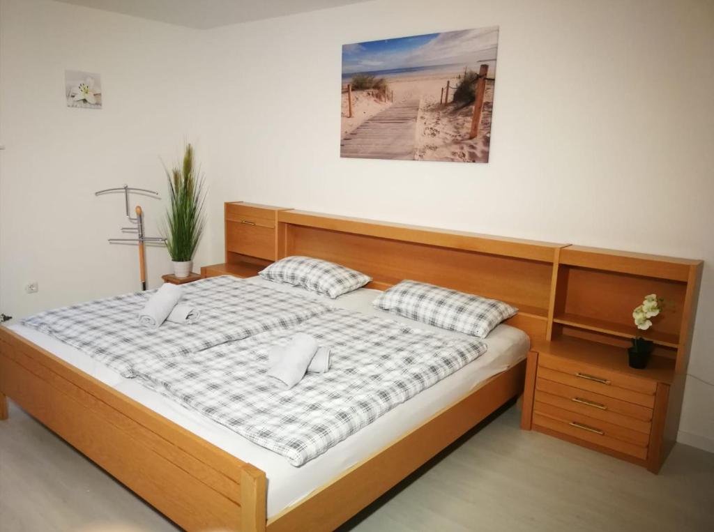 patrick's Ferienwohnung في Glauburg: غرفة نوم مع سرير خشبي
