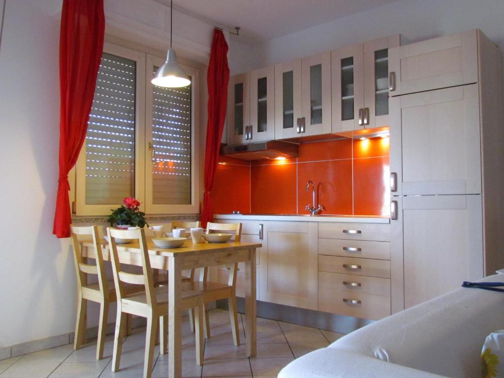 a kitchen with a table and chairs in a room at Casamureddu in Solèminis