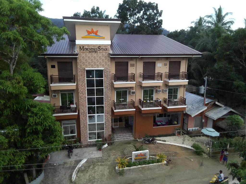 un bâtiment avec un panneau sur son côté dans l'établissement Morning Star Hotel, à San Vicente