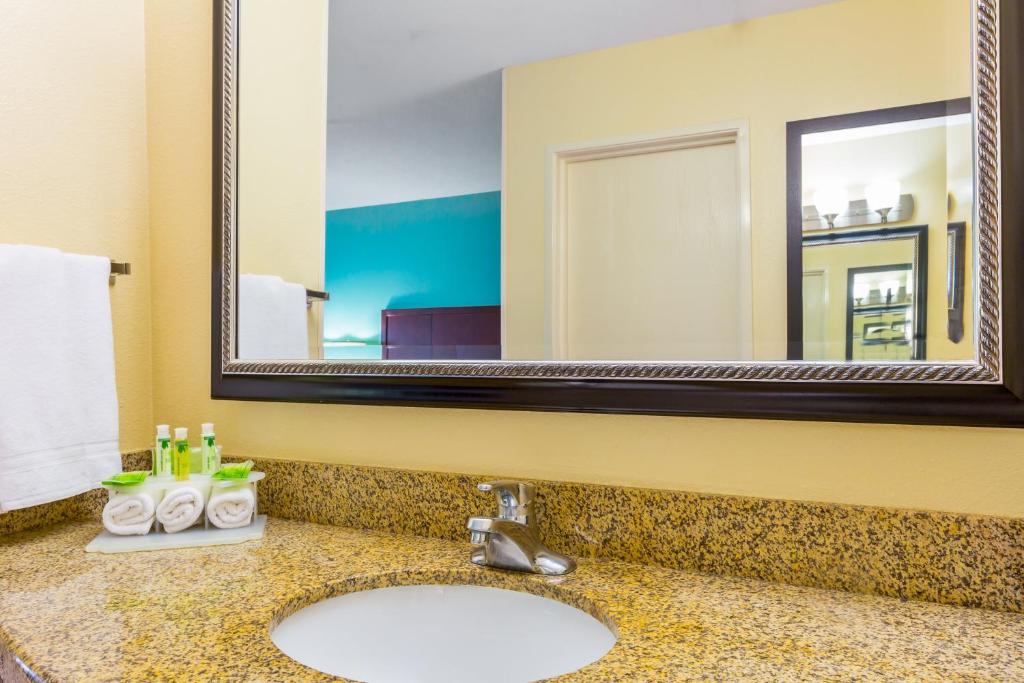 GreenTree Inn San Diego Mission Bay - King Room - Accès à La Mobilité / Rouleau En Douche - Non-fumeur