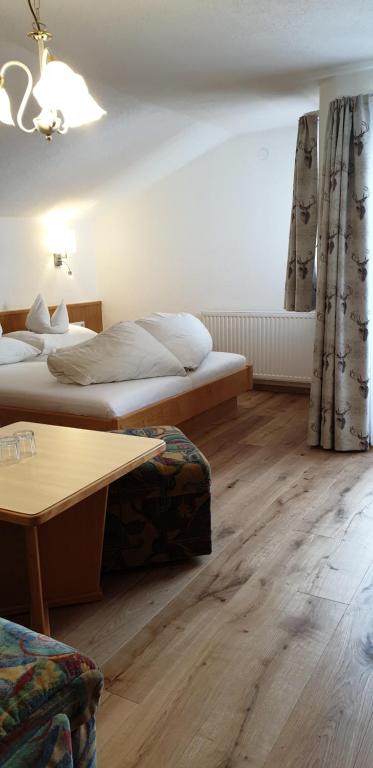 Postel nebo postele na pokoji v ubytování Hotel Garni Jägerheim