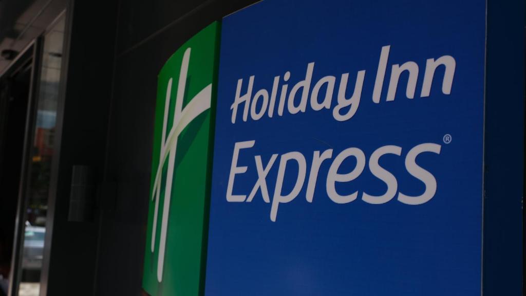 Holiday Inn Express - Istanbul - Atakoy Metro, an IHG Hotel في إسطنبول: علامة زرقاء مع كلمات نزل العطلة