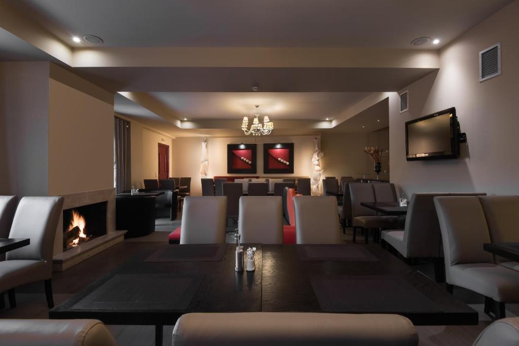 restauracja z kominkiem i jadalnią w obiekcie Lagadia 4 Seasons Hotel w mieście Lagkadia