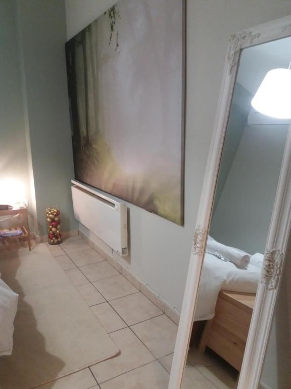 A bed or beds in a room at Helen's Welcoming & cozy flat