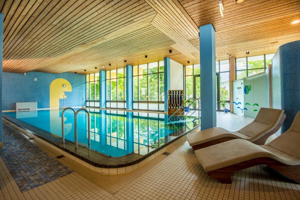 Bazén v ubytování Hotel Bayern Vital nebo v jeho okolí