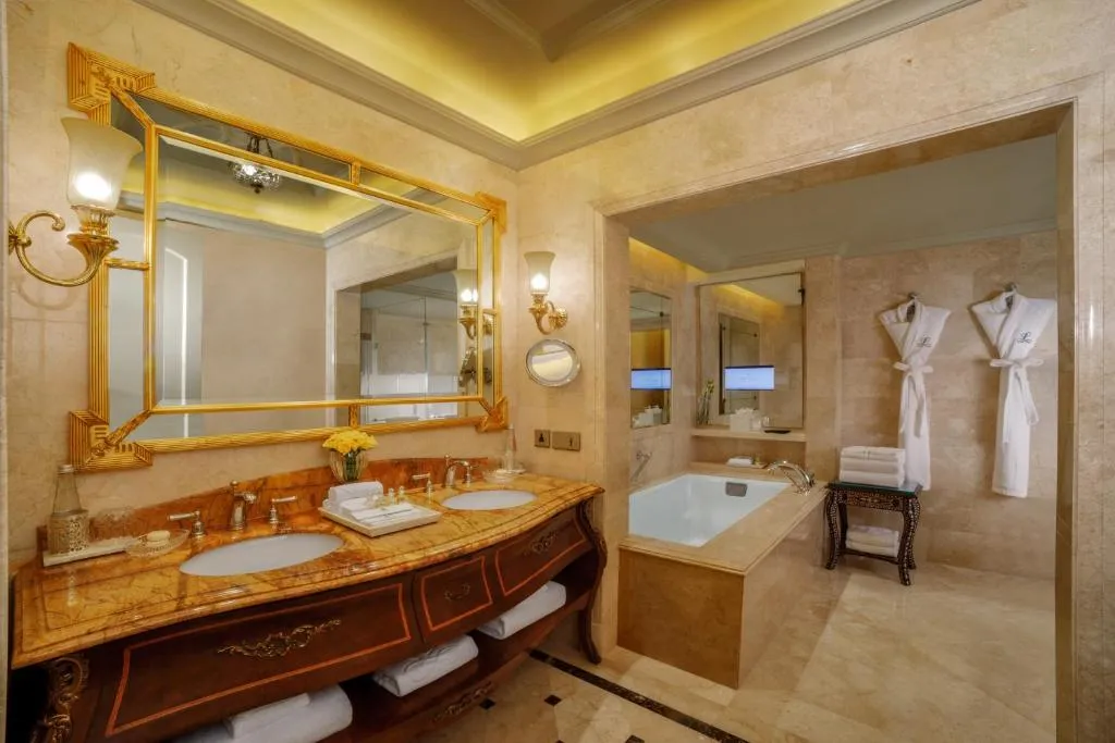 Royal Suite with Plunge Pool, Lounge Access with Cocktail hrs and BMW Airport Transfers