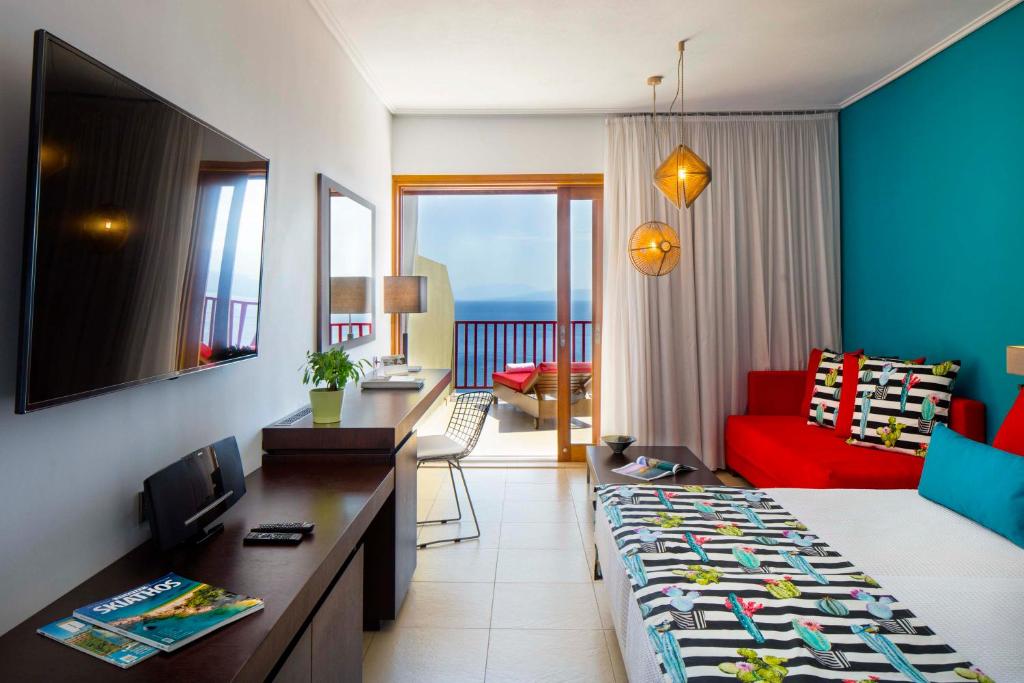 Télévision ou salle de divertissement dans l'établissement Skiathos Palace Hotel