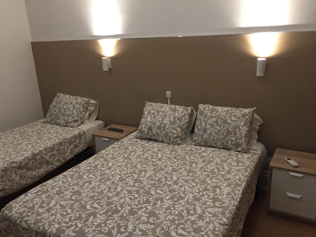 ポルトにあるLira Guest House B&Bの小さなベッドルーム(ベッド1台、枕2つ付)