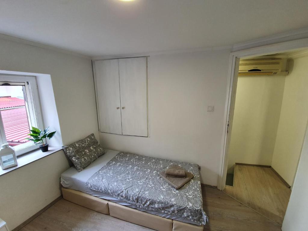 Łóżko lub łóżka w pokoju w obiekcie Guest House Novalja
