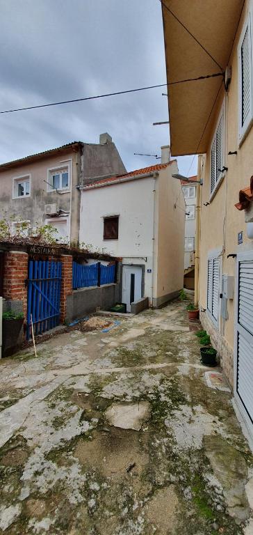 pusta aleja z budynkami w tle w obiekcie Guest House Novalja w Novalji