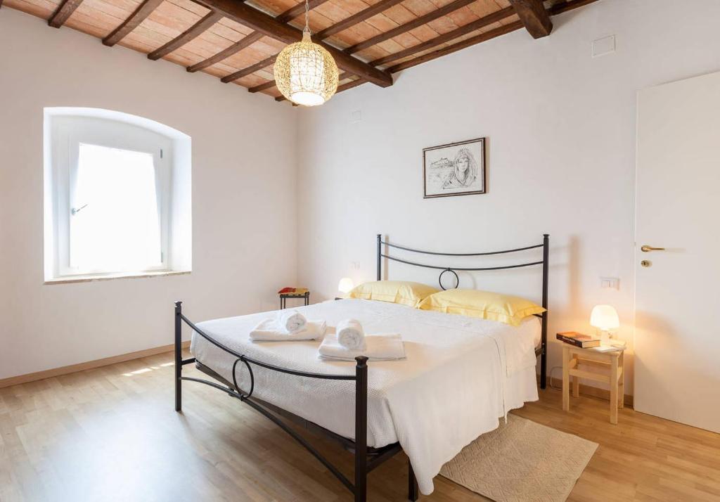 um quarto com uma cama grande num quarto em Appartamento Palma em Spello