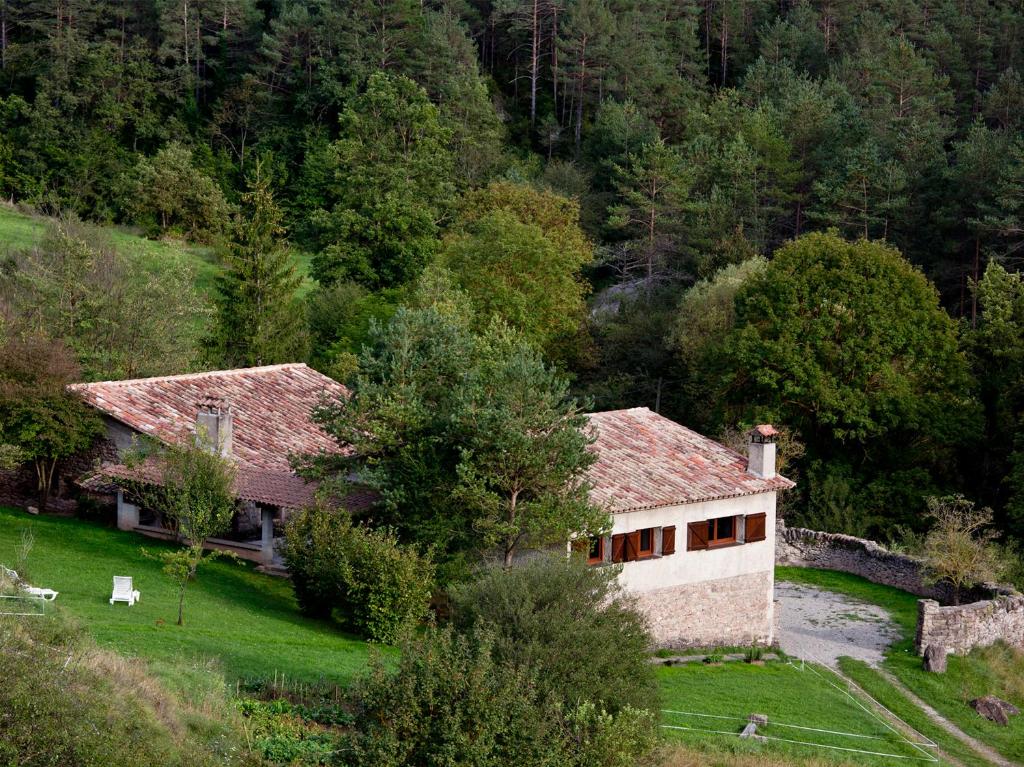 an aerial view of a house in a forest at Mas Pinoses in Les Llosses