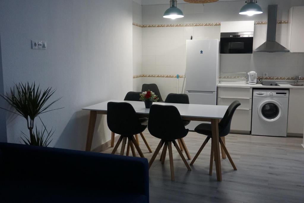 Kuchyňa alebo kuchynka v ubytovaní Apartamentos Mediterránea Centro
